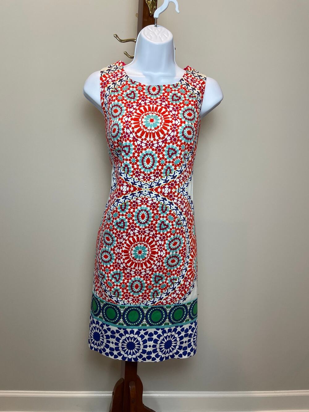 London Times Sheath Dress Size 10 White Coral Medallion Print